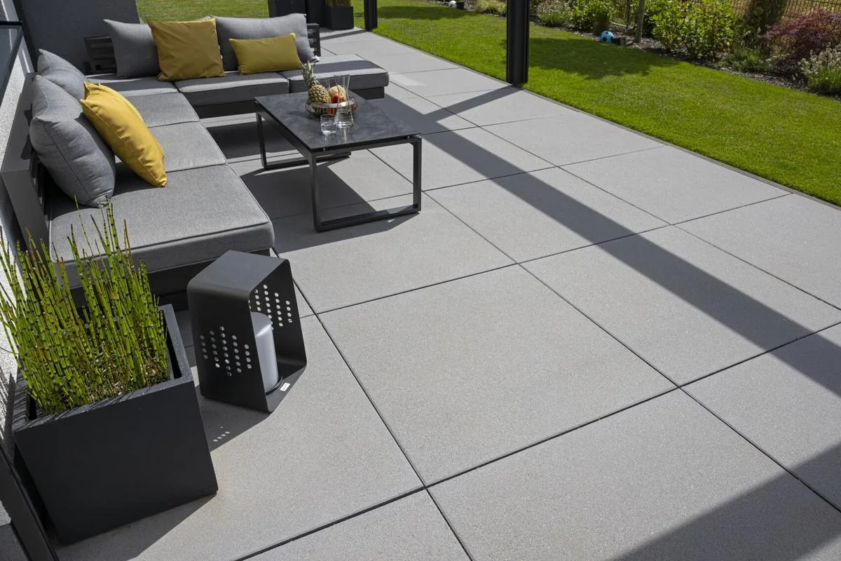 Fotografie einer Terrasse mit großformatigem Plattenbelag